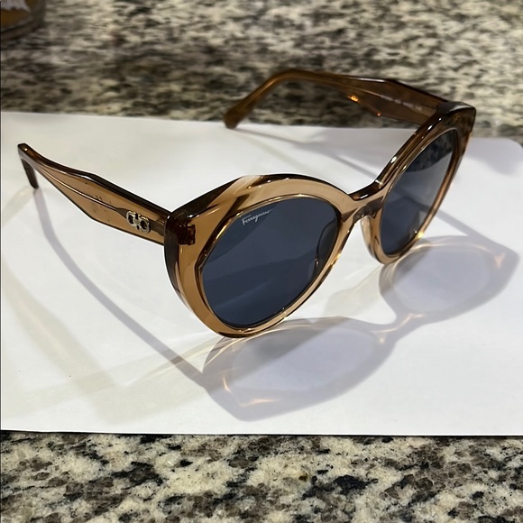 Salvadore. Ferragamo Stylish Gold Sunglasses main image 8